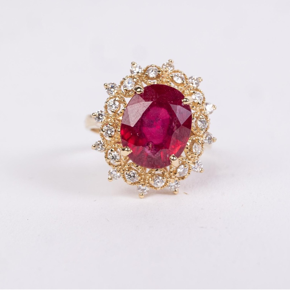 Natural 5 carat Ruby and diamond gold ring